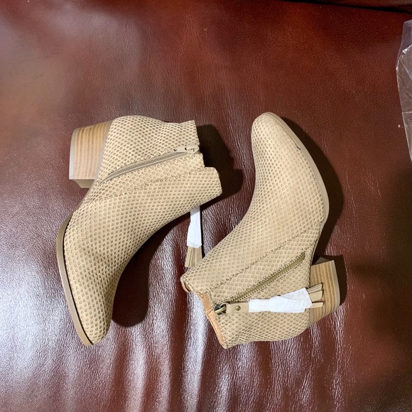 Leighton New Tan Ankle Boots - Picture 2 of 5